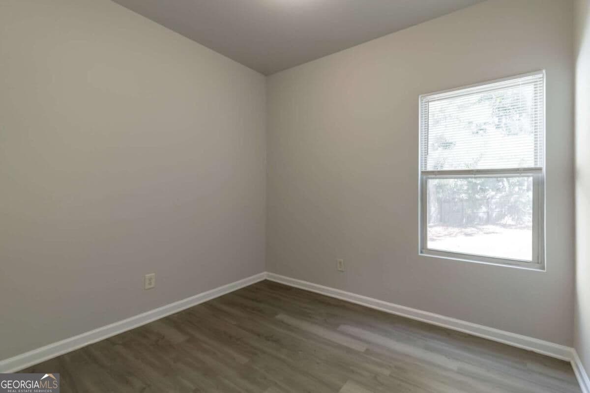 5 bedroom, 3 bathroom, 2,191 sq ft single family residence for sale at 4824 Clarkstone Circle, Flowery Branch, GA 30542 — photo 6