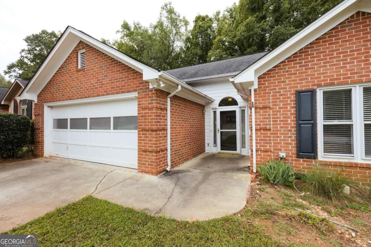 3 bedroom, 2 bathroom, 1,233 sq ft single family residence for sale at 137 Lucy Lane, Athens, GA 30606 — photo 2