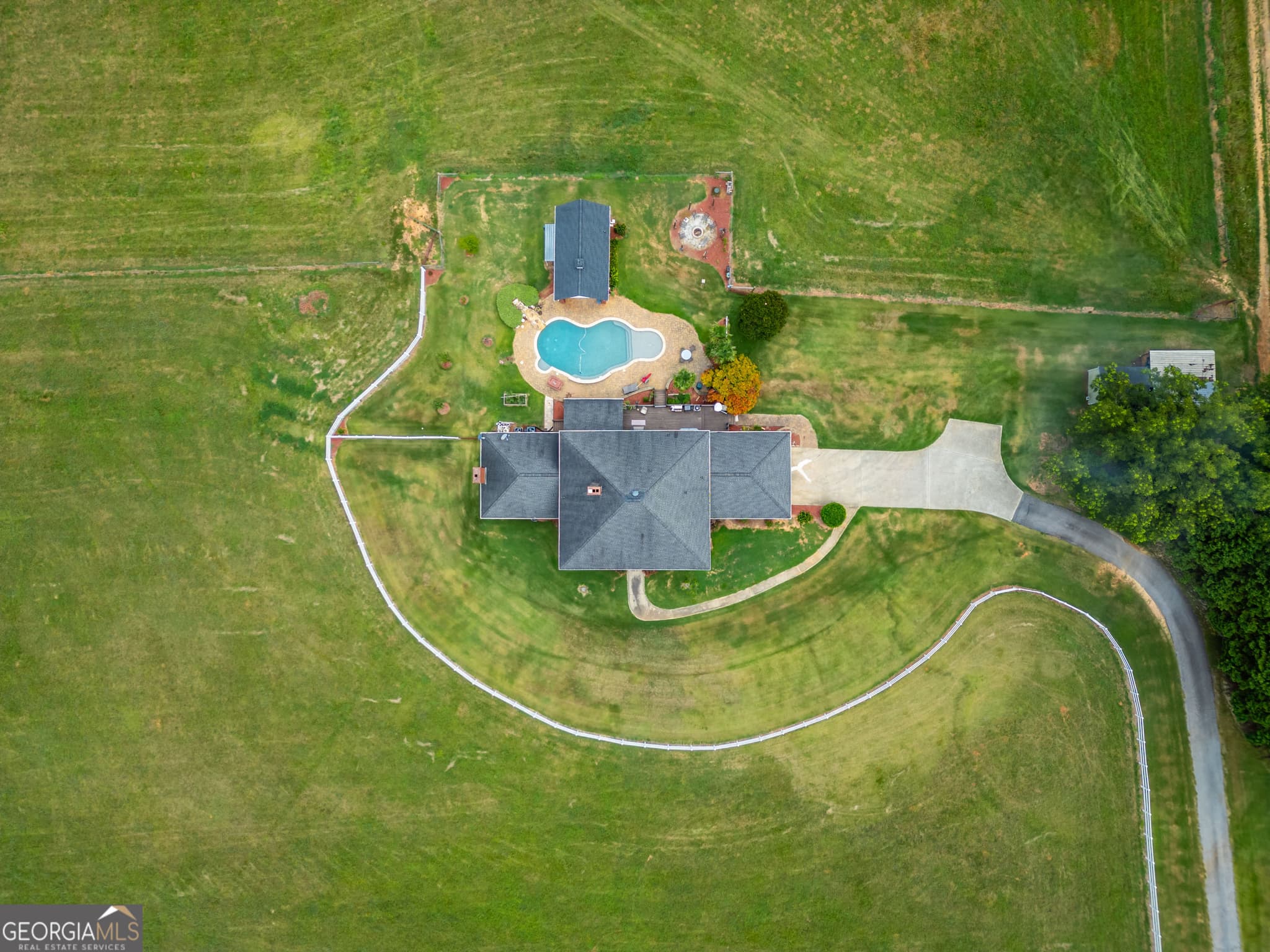 3 bedroom, 2.5 bathroom, 4,094 sq ft farm for sale at 1811 Michael Road, Monroe, GA 30656 — photo 6
