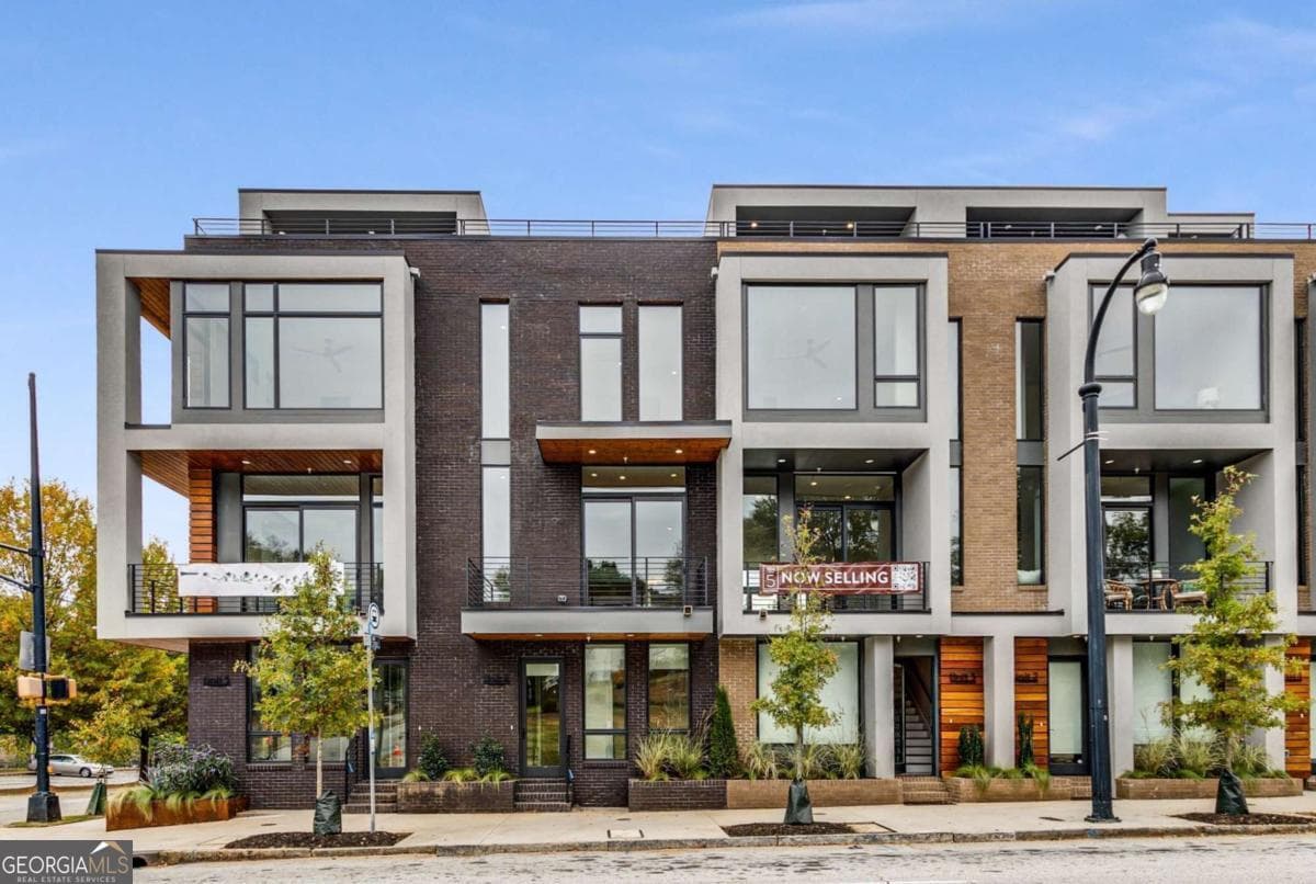 3 bedroom, 3 bathroom, 1,648 sq ft townhouse for sale at 105 Georgia Avenue 4, Atlanta, GA 30312 — photo 1 of 35