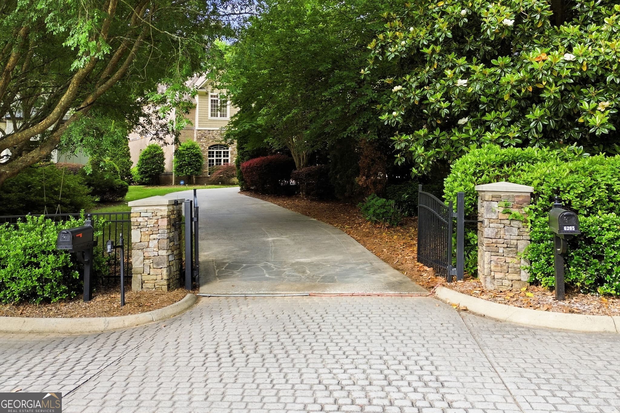 5 bedroom, 6 bathroom, 5,868 sq ft single family residence for sale at 6295 Windward Parkway, Alpharetta, GA 30005 — photo 2