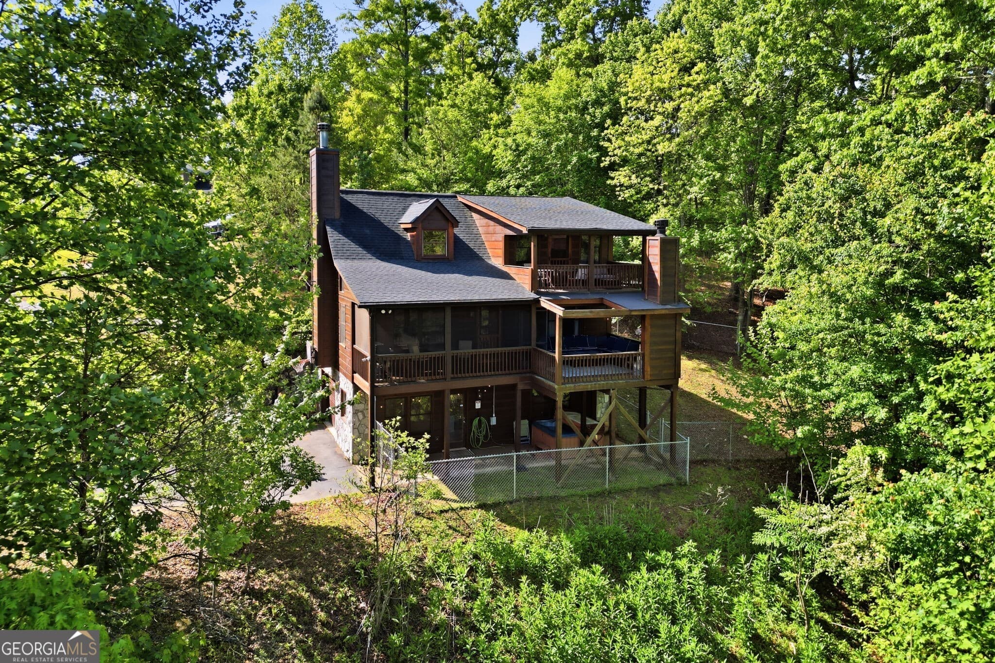 3 bedroom, 3.5 bathroom, 2,144 sq ft cabin,single family residence sold at 303 Pine Forest Loop, Blue Ridge, GA 30513