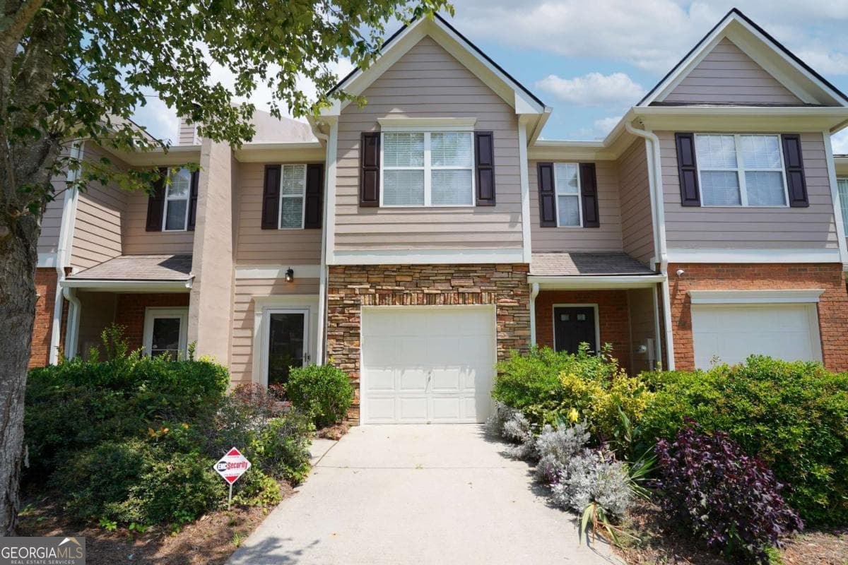 3 bedroom, 2.5 bathroom, 1,456 sq ft townhouse for sale at 182 Oak Green Drive, Lawrenceville, GA 30044 — photo 1 of 29