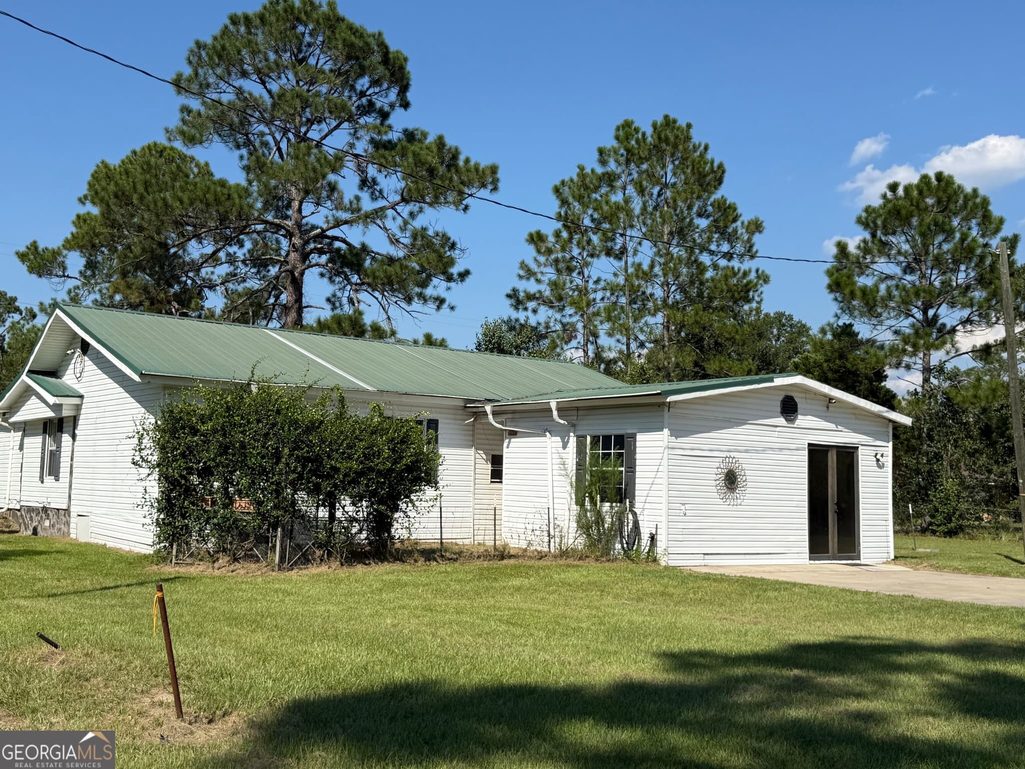 3 bedroom, 2.5 bathroom, 2,100 sq ft manufactured home,single family residence for sale at 52 Edward Kirkland Road, Hazlehurst, GA 31539 — photo 2