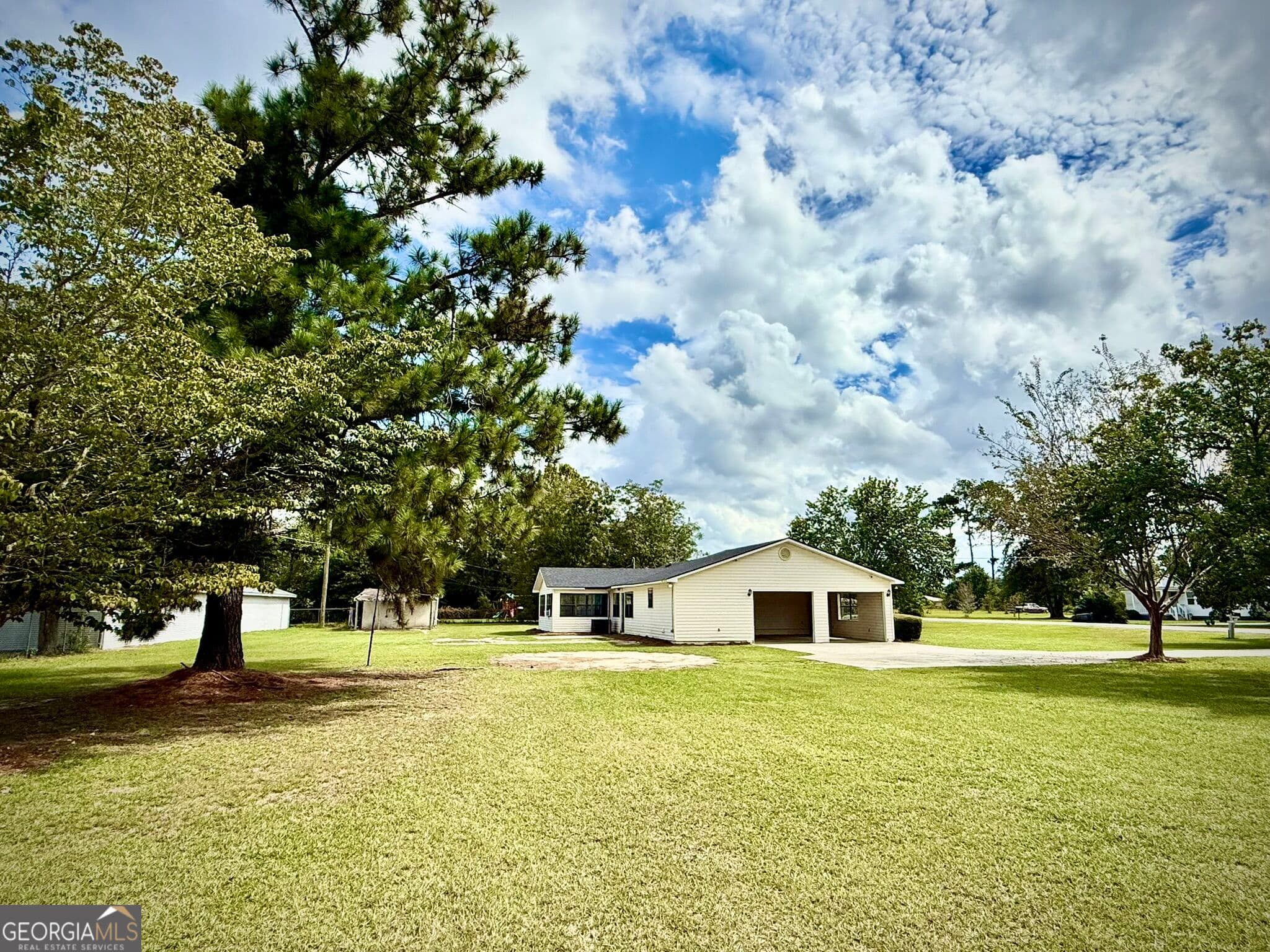 3 bedroom, 2 bathroom, 1,865 sq ft single family residence under contract at 94 Elton Street, Hazlehurst, GA 31539 — photo 6