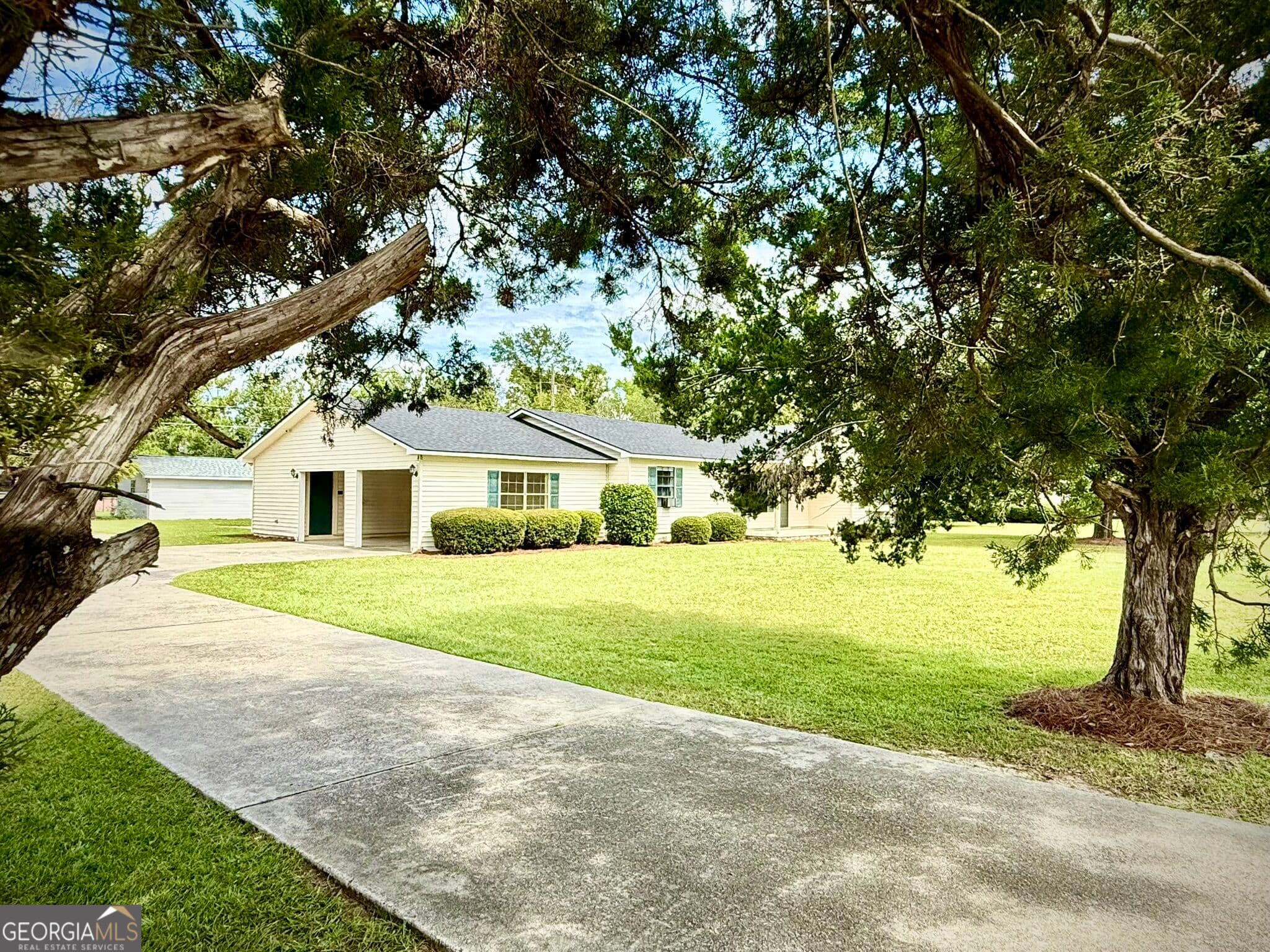 3 bedroom, 2 bathroom, 1,865 sq ft single family residence under contract at 94 Elton Street, Hazlehurst, GA 31539 — photo 3