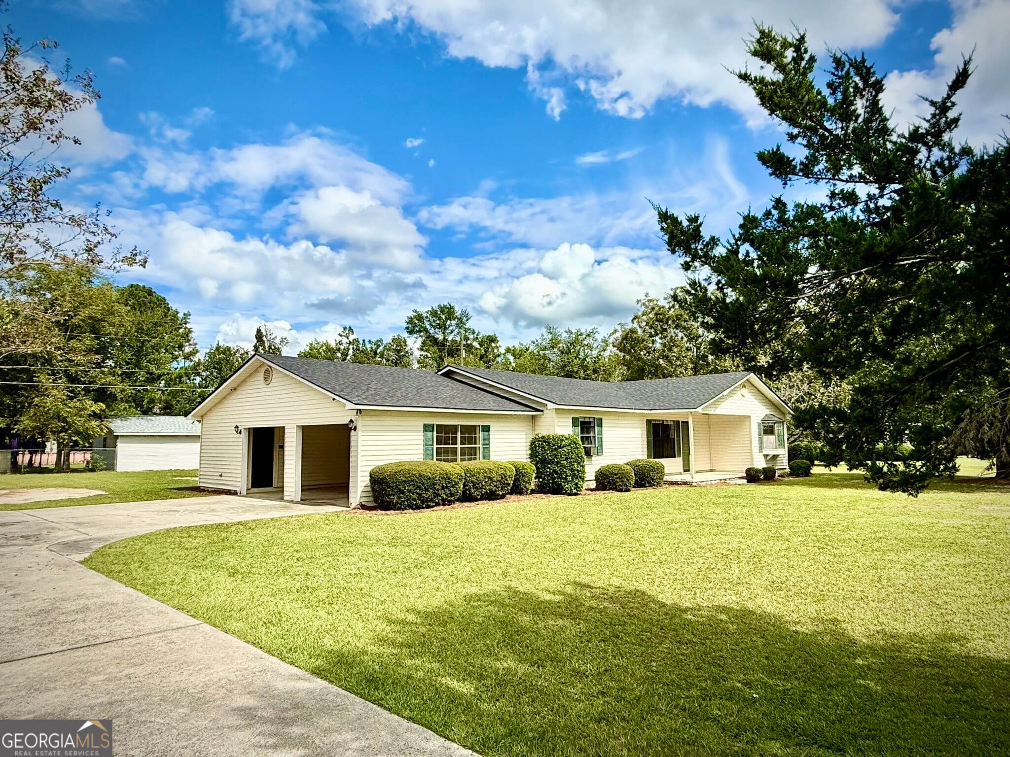 3 bedroom, 2 bathroom, 1,865 sq ft single family residence under contract at 94 Elton Street, Hazlehurst, GA 31539