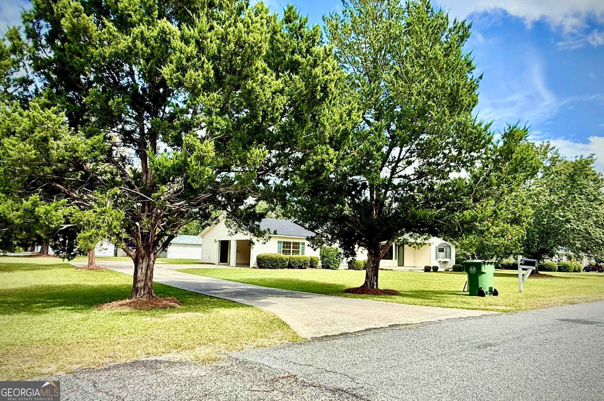 3 bedroom, 2 bathroom, 1,865 sq ft single family residence under contract at 94 Elton Street, Hazlehurst, GA 31539 — photo 5