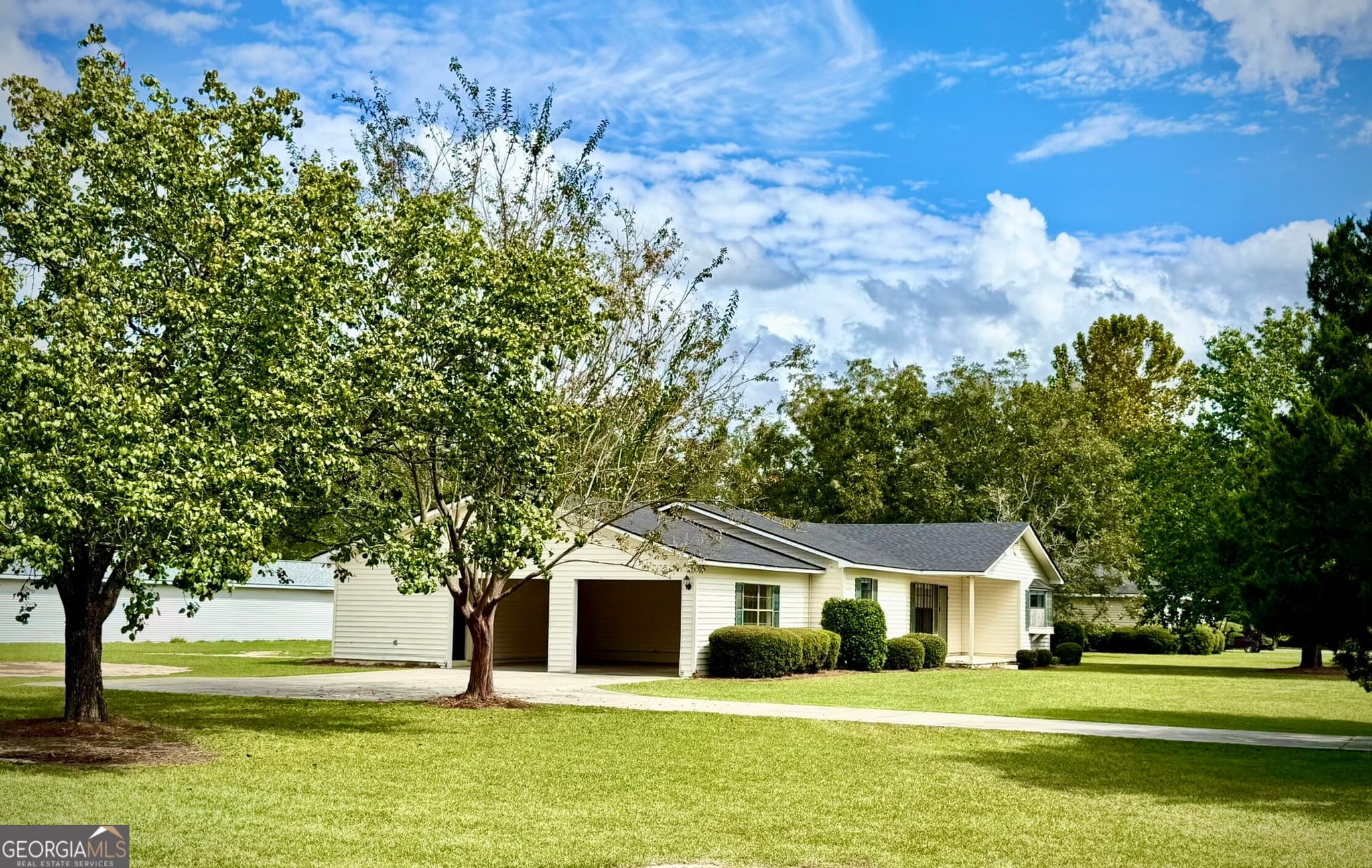 3 bedroom, 2 bathroom, 1,865 sq ft single family residence under contract at 94 Elton Street, Hazlehurst, GA 31539 — photo 4