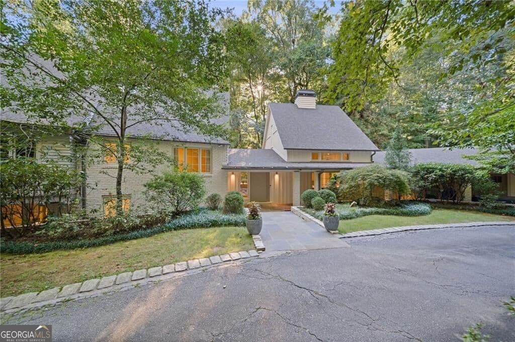 5 bedroom, 4.5 bathroom, 5,438 sq ft single family residence for sale at 695 W Conway Drive, Atlanta, GA 30327 — photo 1 of 35