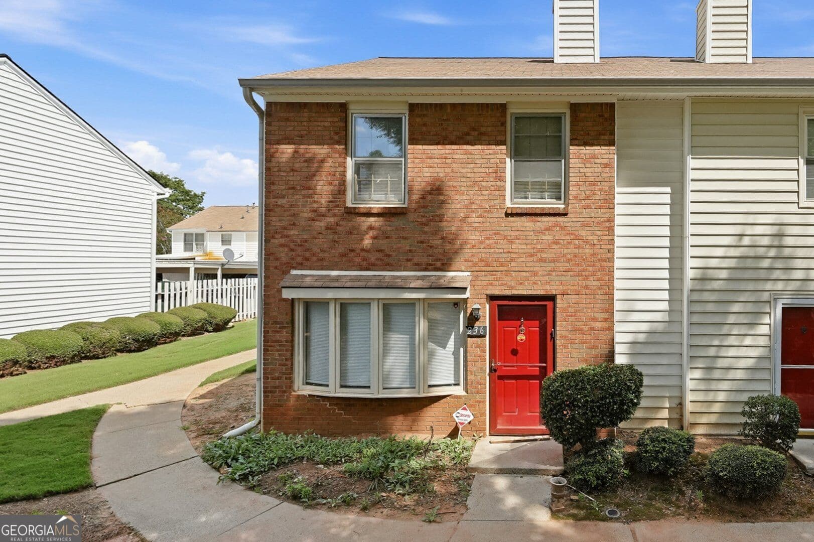 2 bedroom, 2.5 bathroom, 1,240 sq ft townhouse for sale at 236 Mill Creek Place, Roswell, GA 30076 — photo 1 of 22