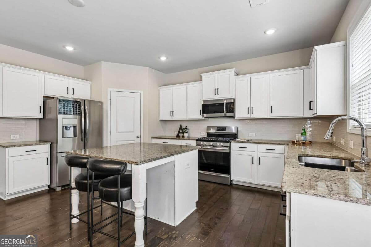 5 bedroom, 3 bathroom, 3,193 sq ft single family residence for sale at 3007 Cove View Court, Dacula, GA 30019 — photo 9