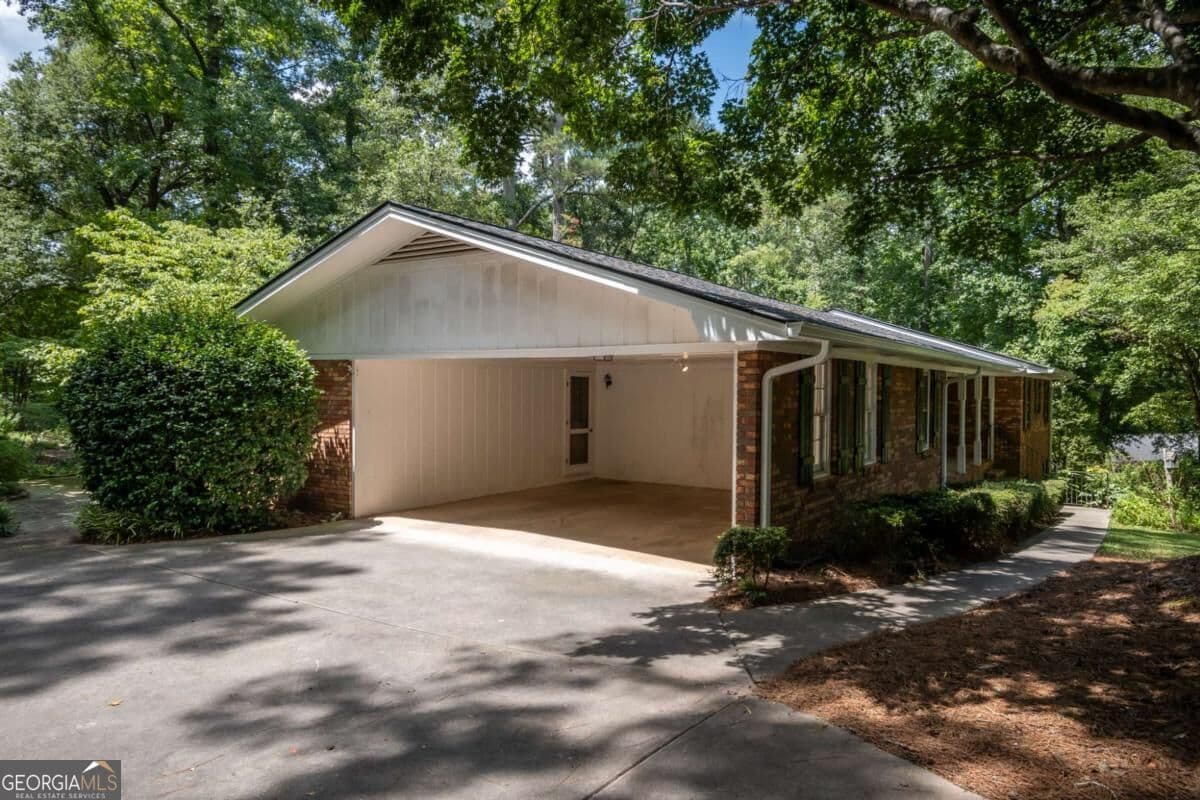 3 bedroom, 2 bathroom, 2,255 sq ft single family residence for sale at 135 Old Fort Road, Athens, GA 30606 — photo 3