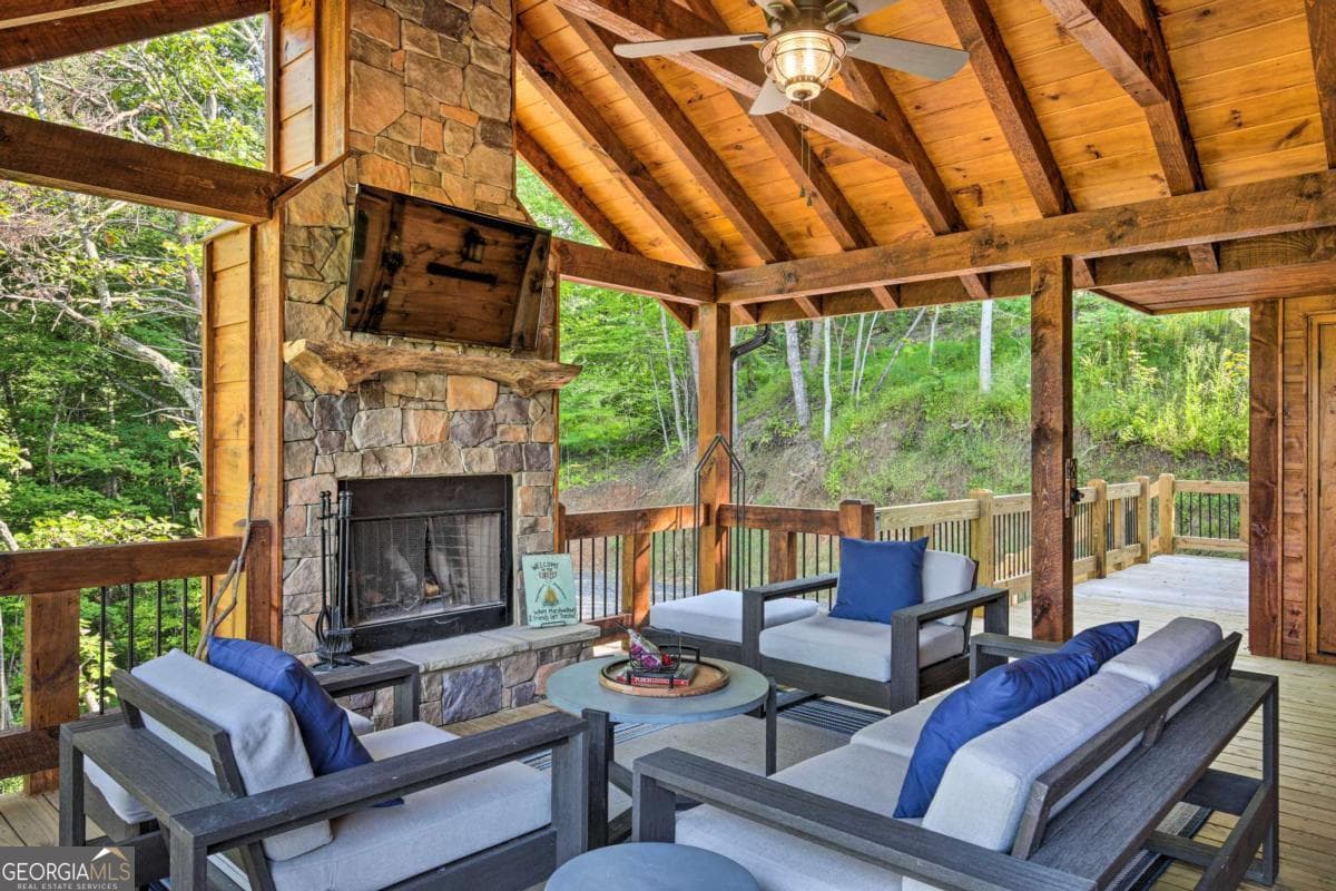 4 bedroom, 3.5 bathroom, 2,908 sq ft cabin,single family residence for sale at 142 S Dream Catcher, Blue Ridge, GA 30513 — photo 2