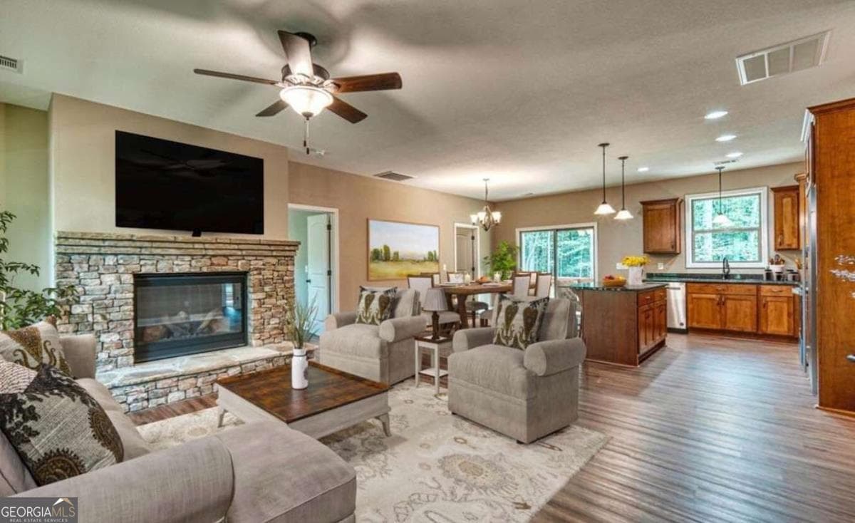 3 bedroom, 2 bathroom, 1,560 sq ft single family residence under contract at 199 Lola Mae Way, Morganton, GA 30560 — photo 5