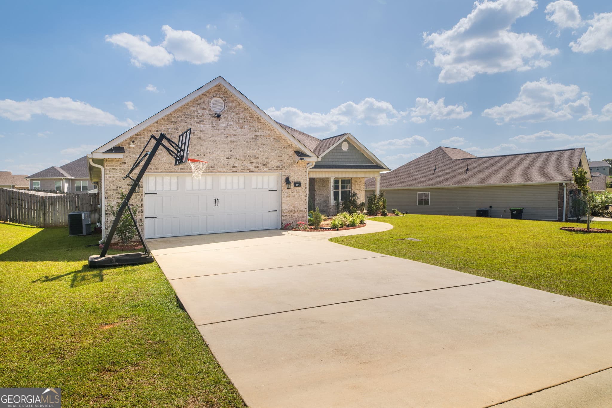 3 bedroom, 2 bathroom, 1,853 sq ft single family residence for sale at 315 Creek Ridge Drive, Warner Robins, GA 31088 — photo 2