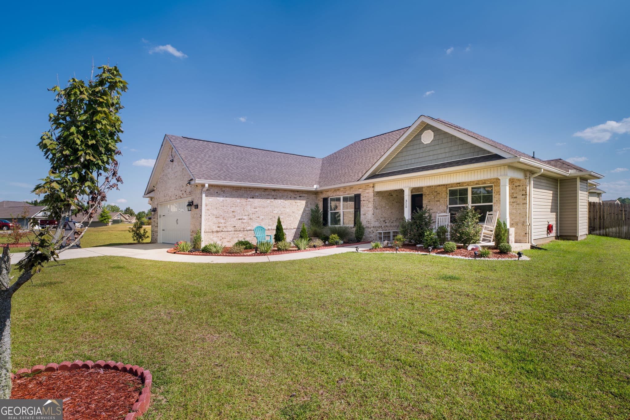 3 bedroom, 2 bathroom, 1,853 sq ft single family residence for sale at 315 Creek Ridge Drive, Warner Robins, GA 31088 — photo 3