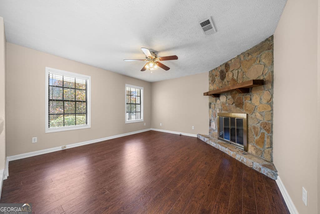 3 bedroom, 2 bathroom, 1,230 sq ft single family residence for rent at 1305 Kennesaw Due West Road, Kennesaw, GA 30152 for $2,050 a month — photo 3