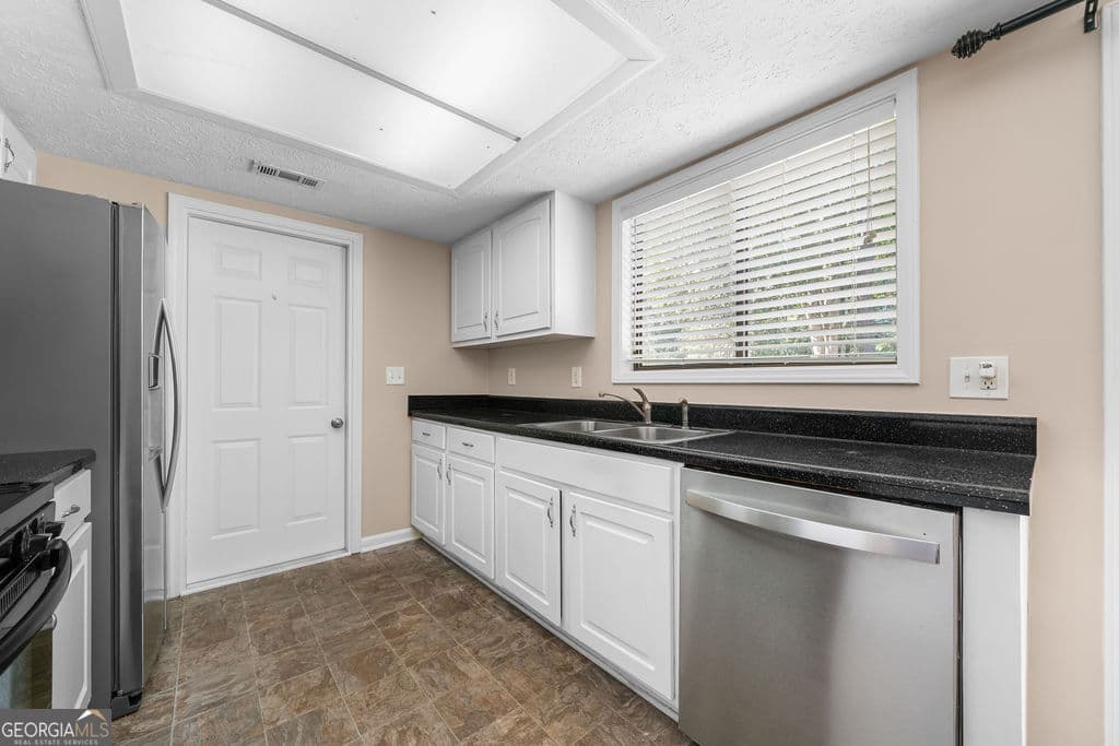 3 bedroom, 2 bathroom, 1,230 sq ft single family residence for rent at 1305 Kennesaw Due West Road, Kennesaw, GA 30152 for $2,050 a month — photo 9