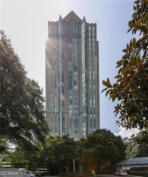 1 bedroom, 1 bathroom, 543 sq ft condominium for sale at 2870 Pharr Court South 1408, Atlanta, GA 30305 — photo 1 of 30