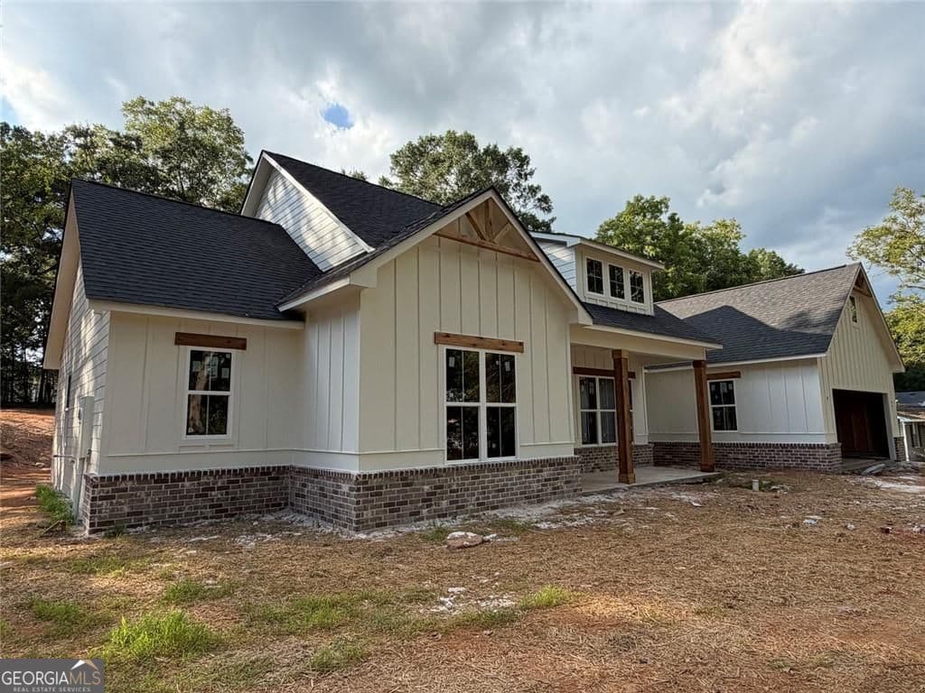 3 bedroom, 2.5 bathroom, 2,020 sq ft single family residence for sale at 207 Walton Street, Loganville, GA 30052 — photo 2