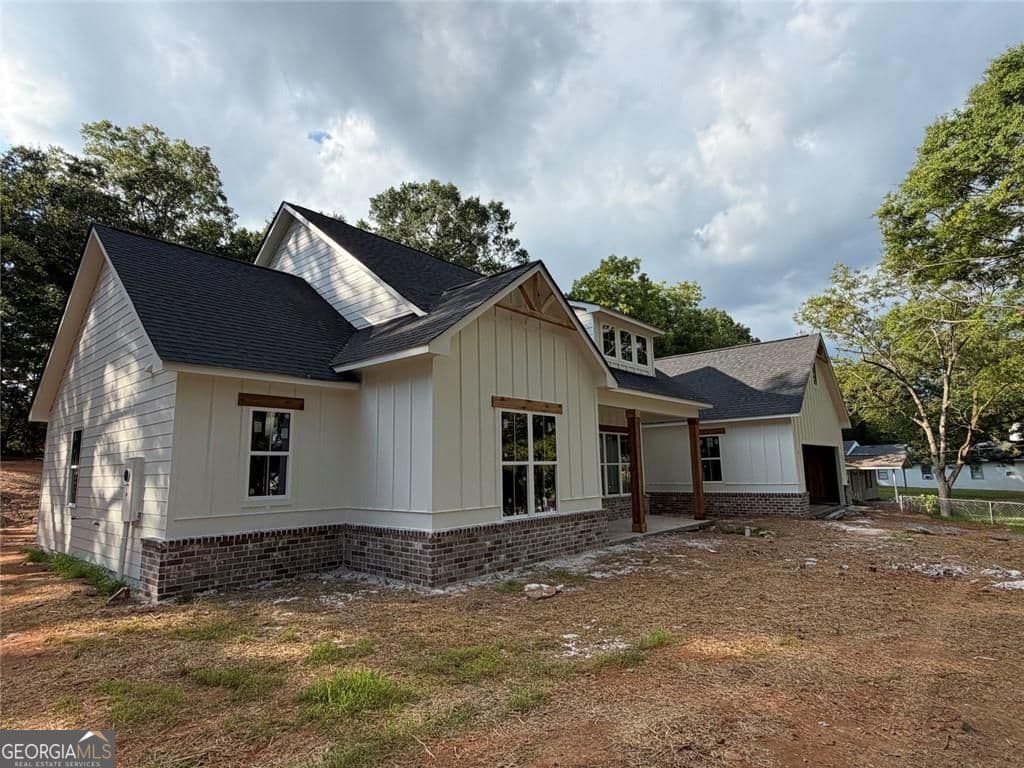 3 bedroom, 2.5 bathroom, 2,020 sq ft single family residence for sale at 207 Walton Street, Loganville, GA 30052 — photo 3