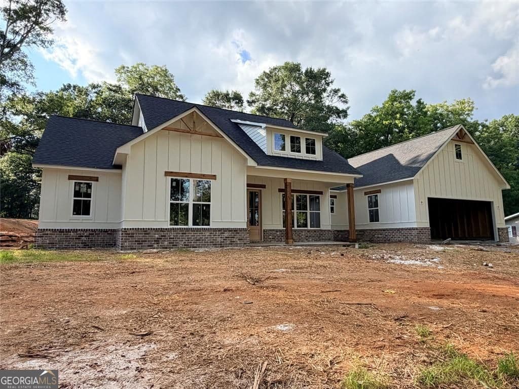 3 bedroom, 2.5 bathroom, 2,020 sq ft single family residence for sale at 207 Walton Street, Loganville, GA 30052