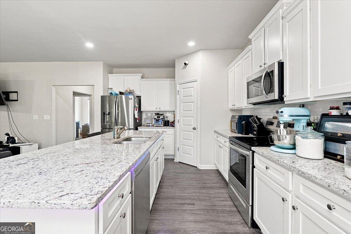 4 bedroom, 3 bathroom, 2,215 sq ft single family residence for sale at 231 Presidents Way, Forsyth, GA 31029 — photo 4