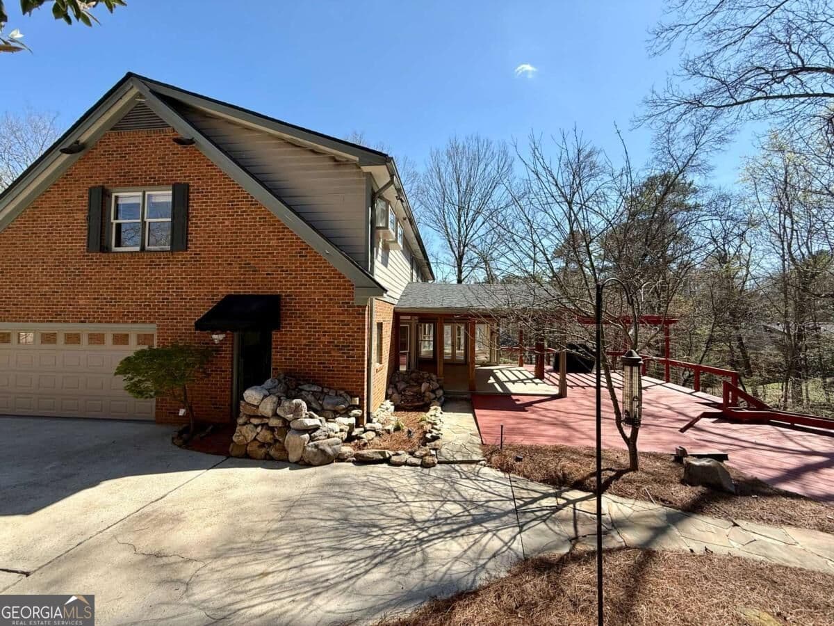 6 bedroom, 5 bathroom, 5,110 sq ft single family residence for sale at 7300 Chattahoochee Bluff Drive, Atlanta, GA 30350 — photo 3
