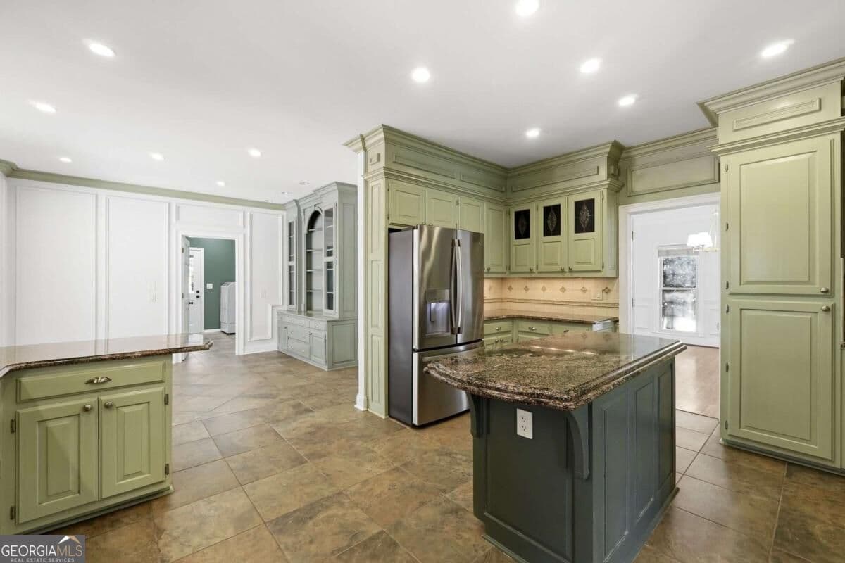 6 bedroom, 5 bathroom, 5,110 sq ft single family residence for sale at 7300 Chattahoochee Bluff Drive, Atlanta, GA 30350 — photo 10