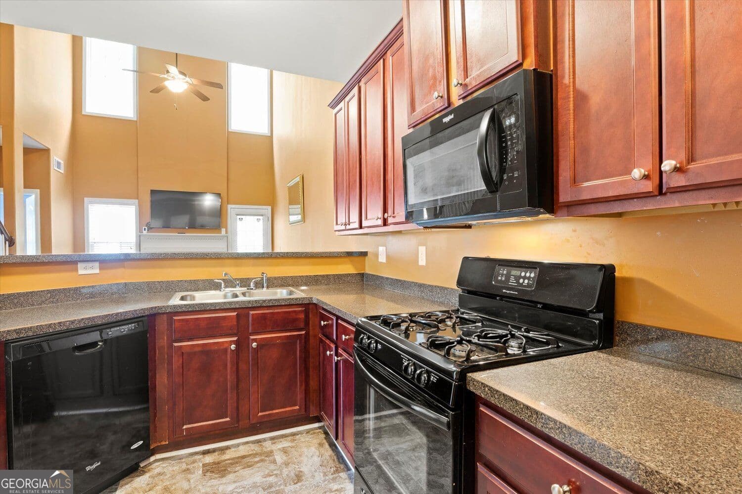 3 bedroom, 2.5 bathroom, 1,700 sq ft townhouse for rent at 6293 Colonial View, Fairburn, GA 30213 for $2,300 a month — photo 5