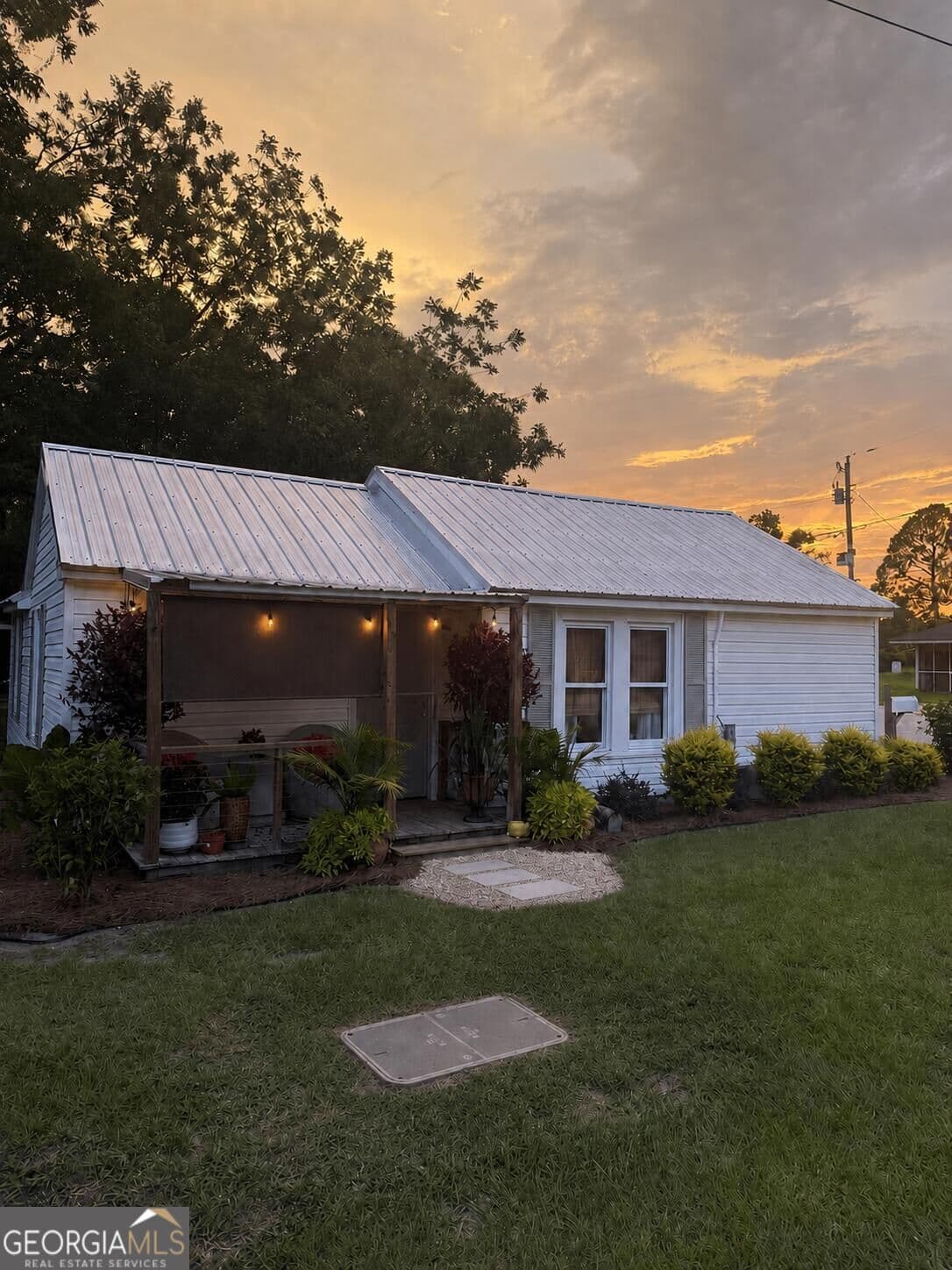 3 bedroom, 1 bathroom, 1,103 sq ft single family residence for sale at 2313 Waynesboro Highway, Sylvania, GA 30467 — photo 1 of 18