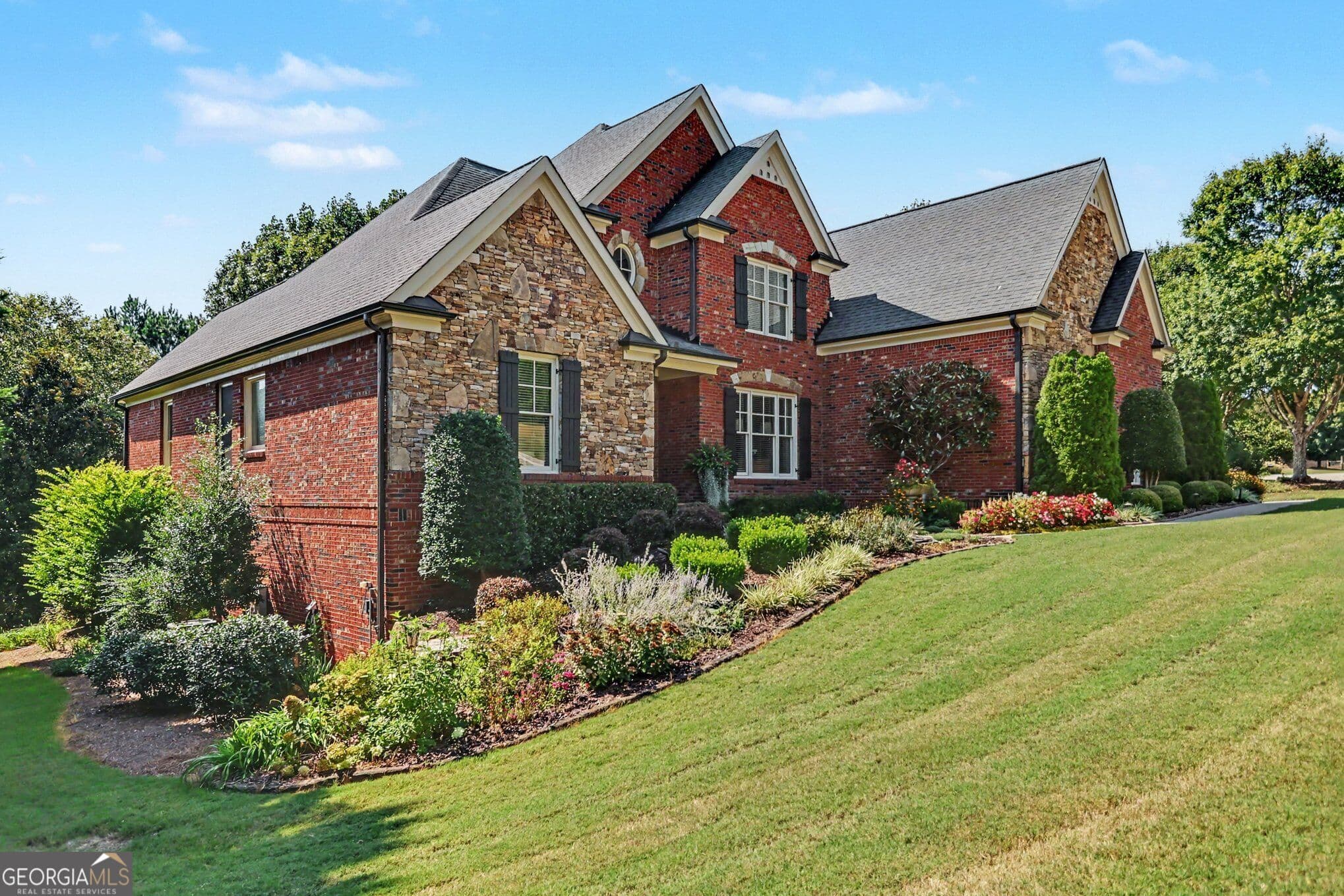 4 bedroom, 5.5 bathroom, 5,700 sq ft single family residence for sale at 4638 Cardinal Ridge Way, Flowery Branch, GA 30542 — photo 2