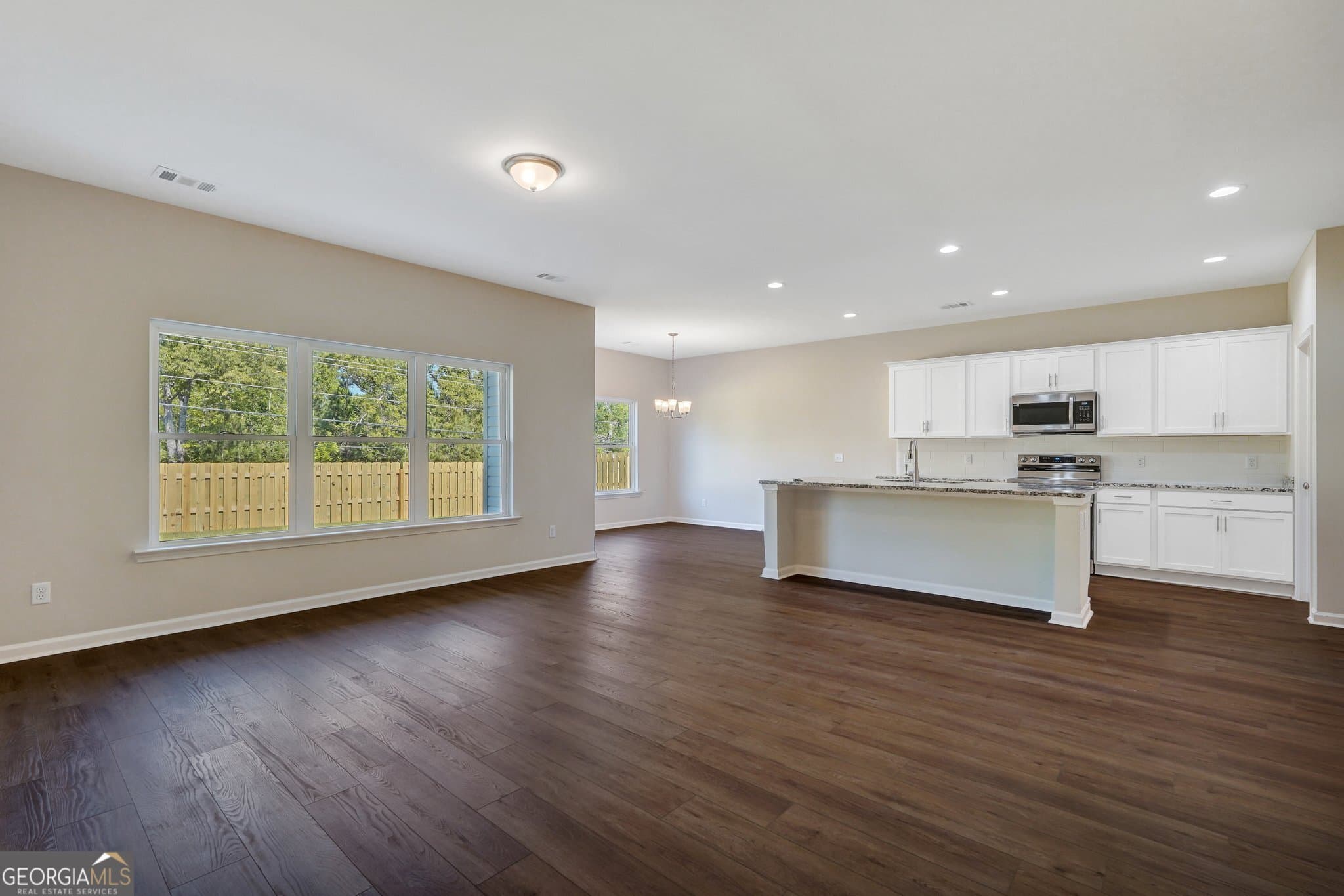 4 bedroom, 3 bathroom, 2,029 sq ft single family residence under contract at 118 Lakeview Pines Way, Statesboro, GA 30461 — photo 5