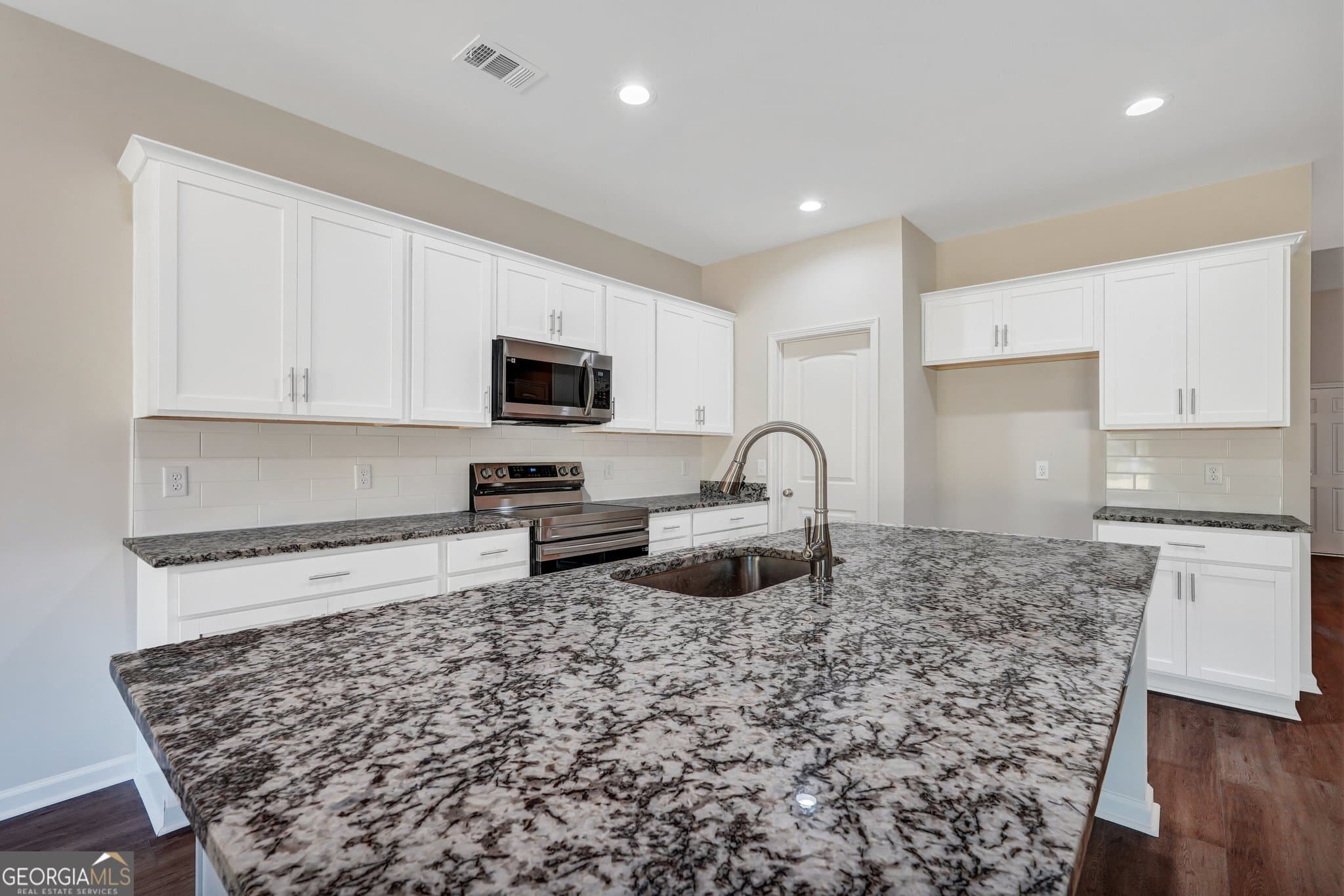 4 bedroom, 3 bathroom, 2,029 sq ft single family residence under contract at 118 Lakeview Pines Way, Statesboro, GA 30461 — photo 9