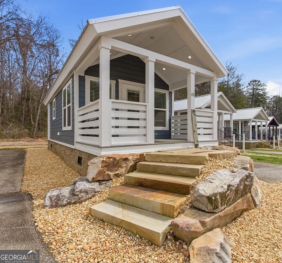1 bedroom, 1 bathroom, 395 sq ft single family residence for sale at 4960 Laurel Lodge Road #40, Clarkesville, GA 30523 — photo 1 of 34