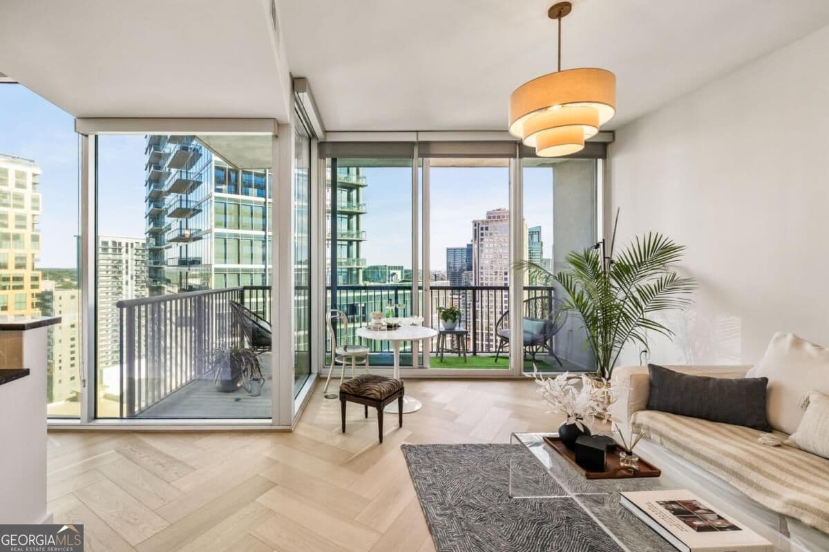 1 bedroom, 1 bathroom, 872 sq ft condominium for sale at 1080 Peachtree Street 2307, Atlanta, GA 30309 — photo 2