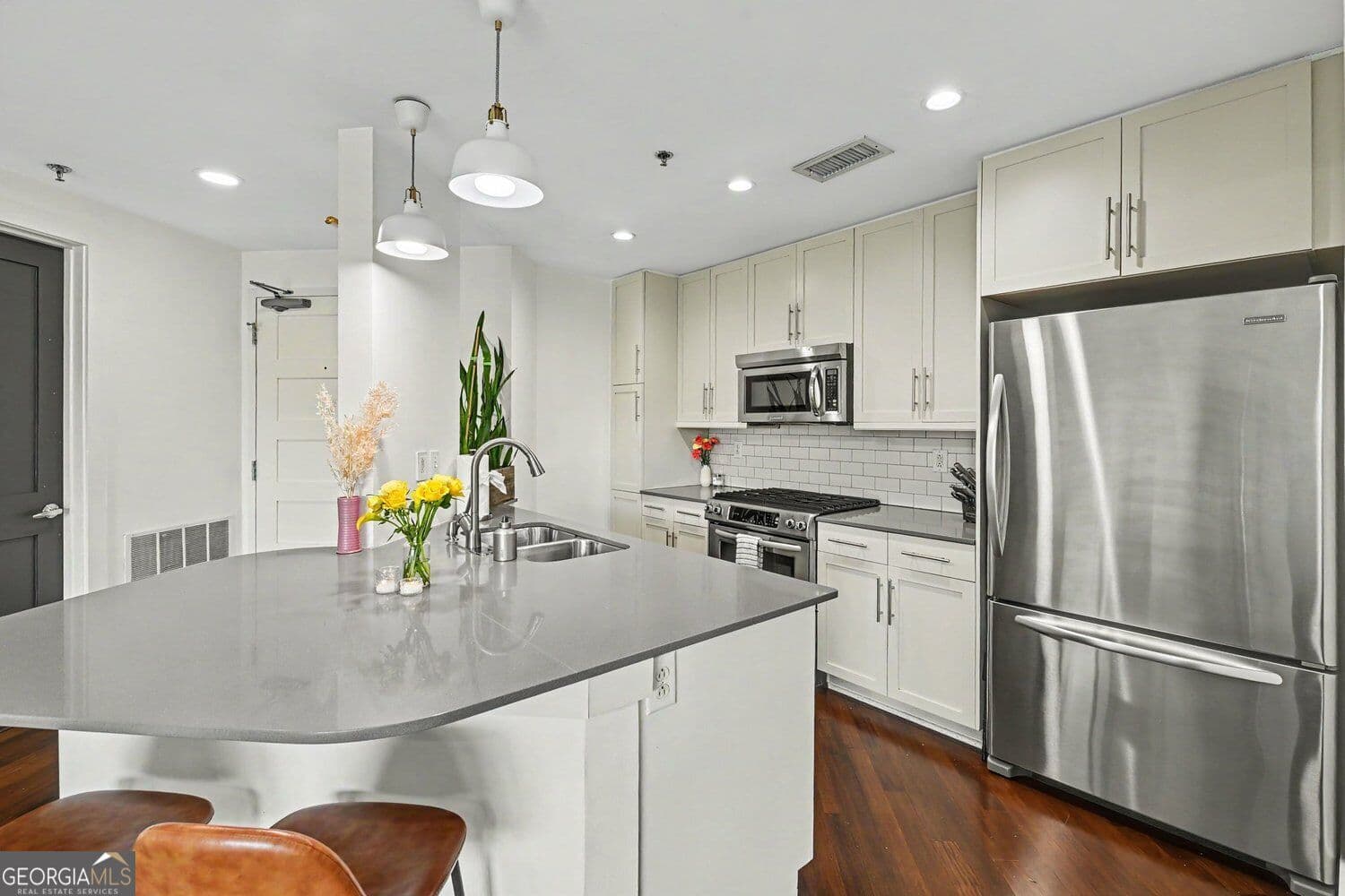 2 bedroom, 2 bathroom, 1,231 sq ft condominium for sale at 1100 Howell Mill Road 210, Atlanta, GA 30318 — photo 2