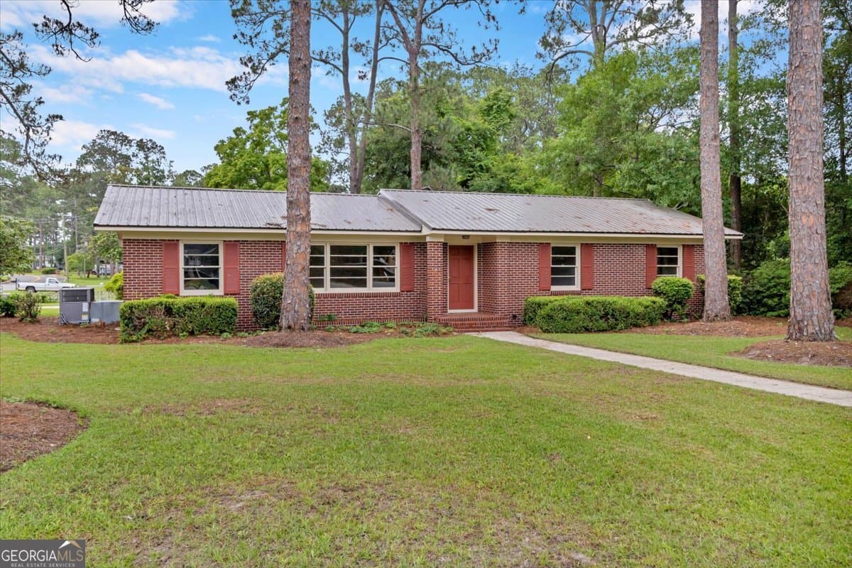 3 bedroom, 2 bathroom, 2,049 sq ft single family residence sold at 402 Fulwood Boulevard, Tifton, GA 31794
