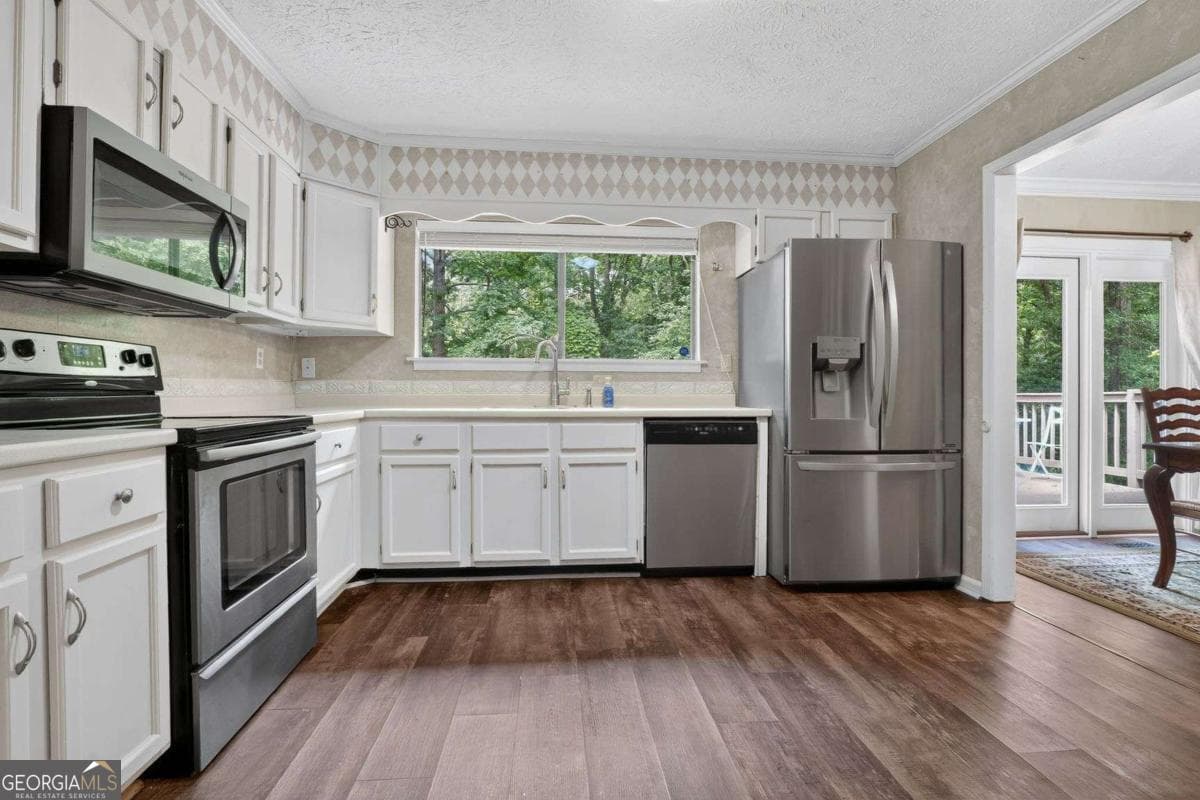 3 bedroom, 2 bathroom, 1,922 sq ft single family residence for sale at 9640 Pine Thicket Way, Roswell, GA 30075 — photo 6