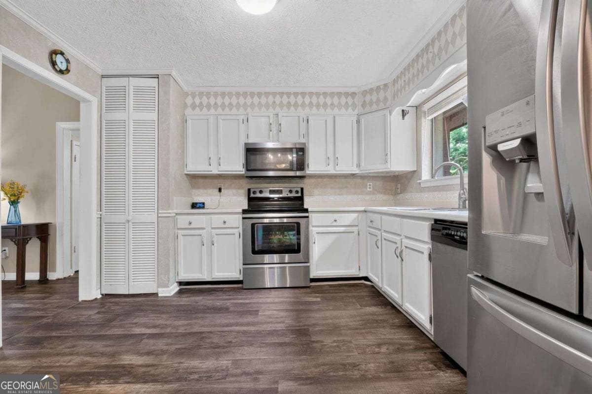 3 bedroom, 2 bathroom, 1,922 sq ft single family residence for sale at 9640 Pine Thicket Way, Roswell, GA 30075 — photo 7