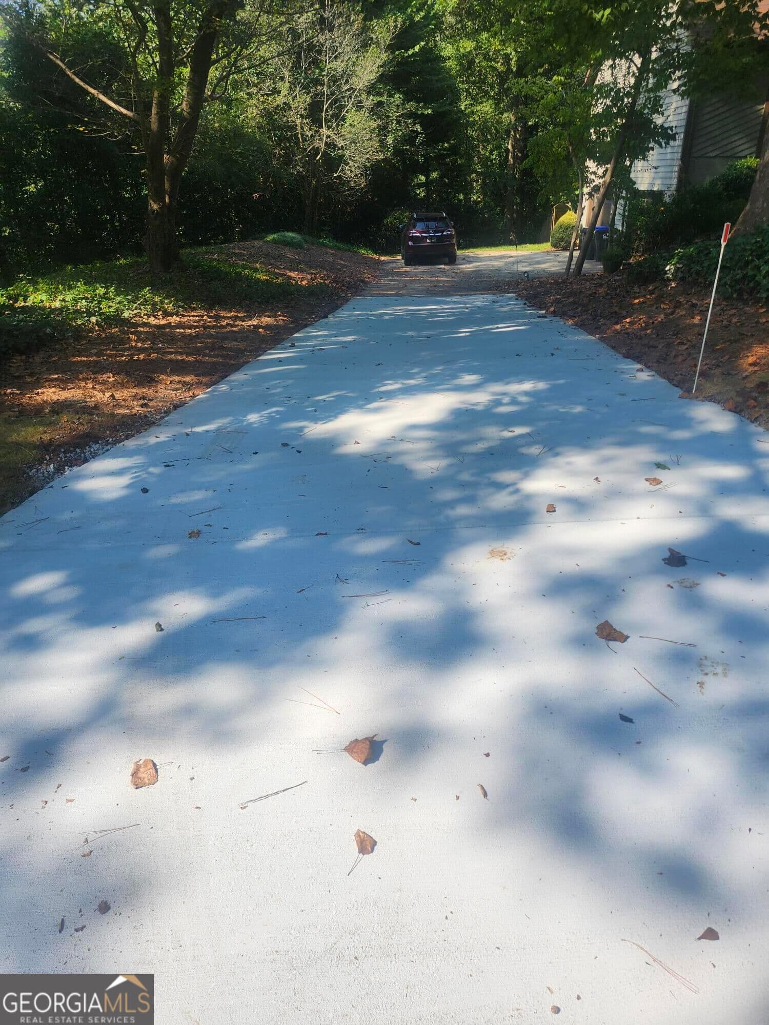 3 bedroom, 2 bathroom, 1,922 sq ft single family residence for sale at 9640 Pine Thicket Way, Roswell, GA 30075 — photo 3