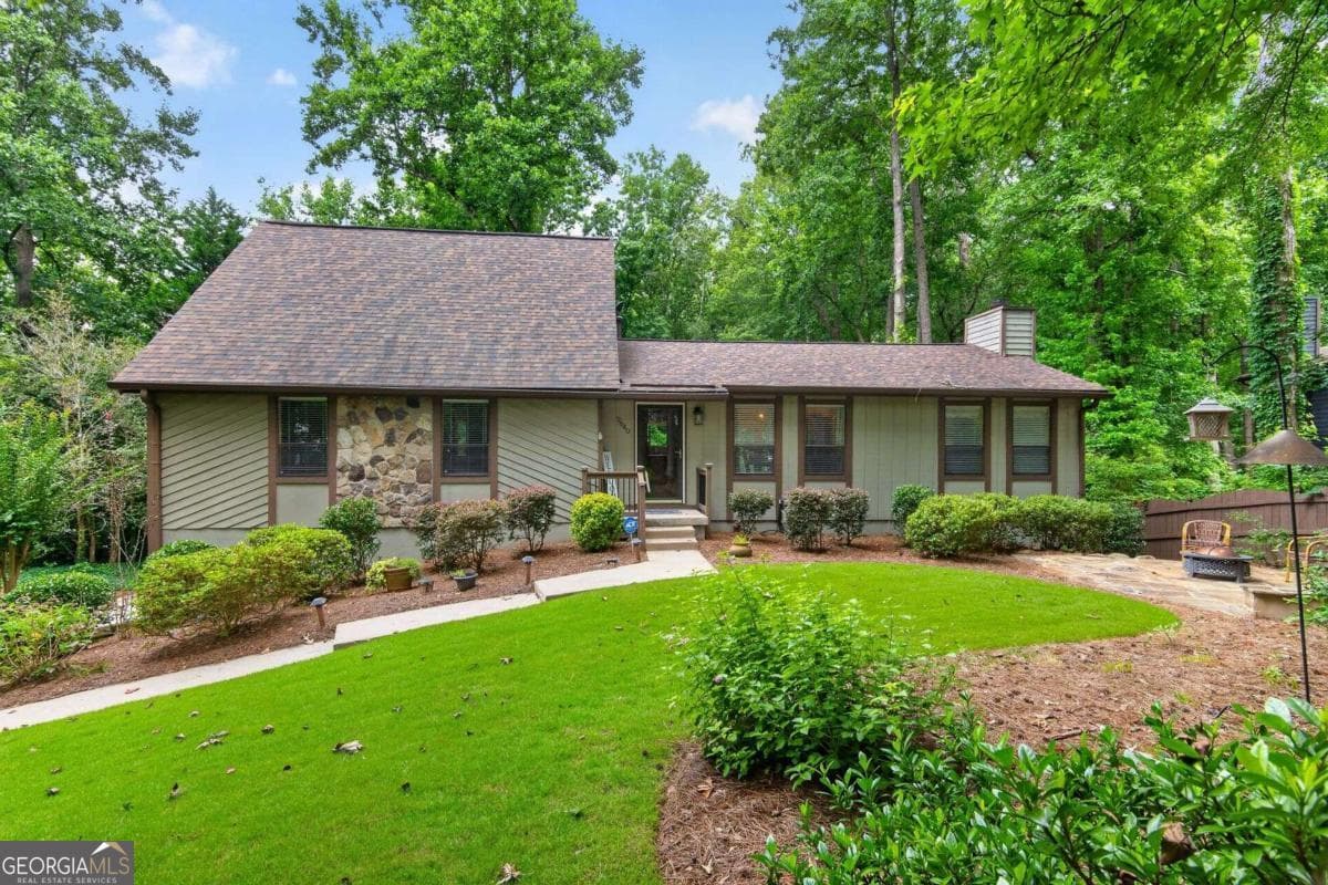 3 bedroom, 2 bathroom, 1,922 sq ft single family residence for sale at 9640 Pine Thicket Way, Roswell, GA 30075 — photo 1 of 33