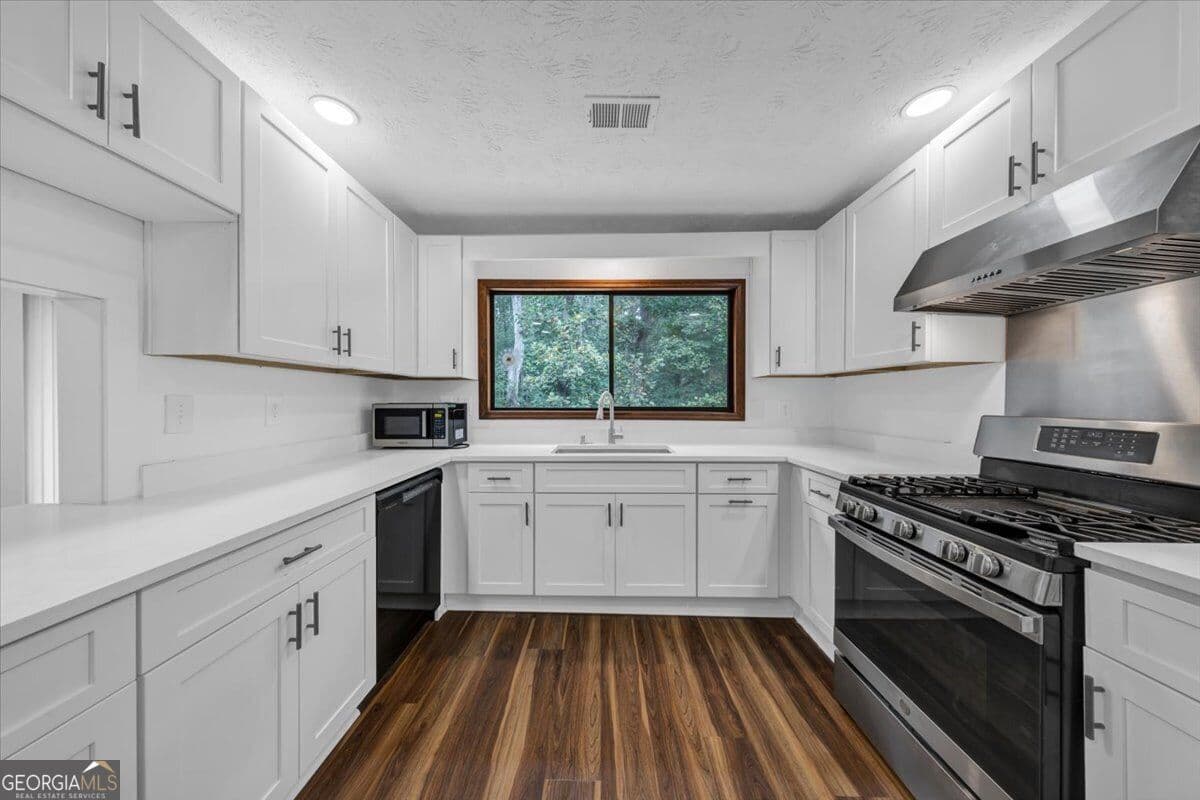 4 bedroom, 3 bathroom, 3,502 sq ft single family residence for sale at 575 Periwinkle Drive, Roswell, GA 30075 — photo 6