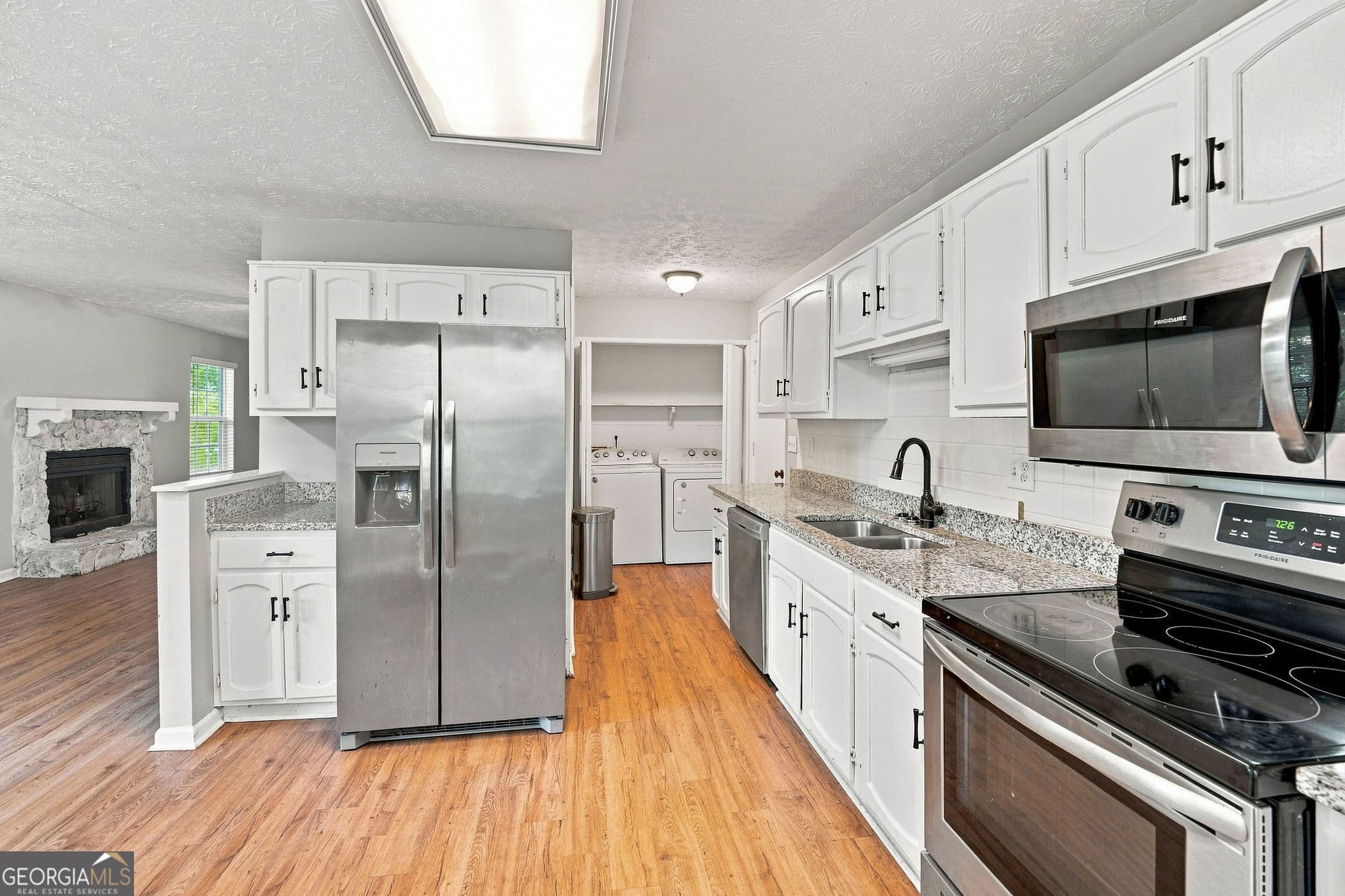3 bedroom, 2 bathroom, 1,332 sq ft single family residence for sale at 2313 Ivy Crest Drive, Buford, GA 30519 — photo 3