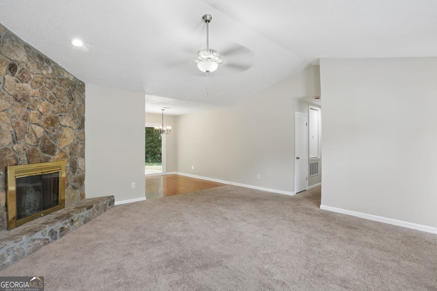 3 bedroom, 2 bathroom, 1,351 sq ft single family residence for sale at 1050 Chapman Circle, Stone Mountain, GA 30088 — photo 6