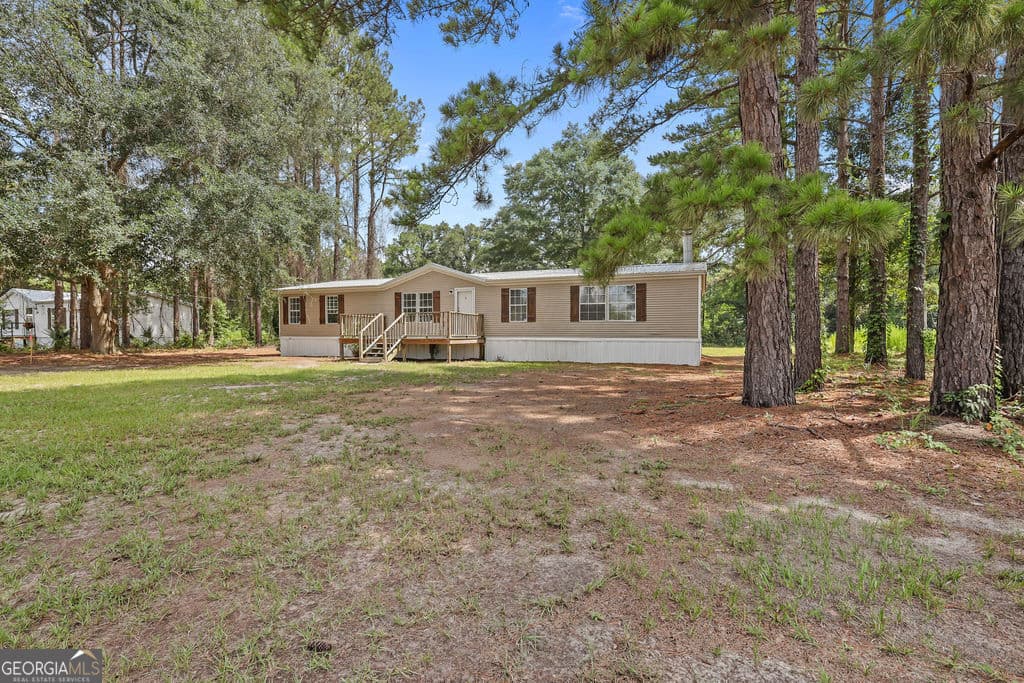 3 bedroom, 2 bathroom, 1,750 sq ft manufactured home,single family residence under contract at 176 Barn Road Circle, Jesup, GA 31545 — photo 6