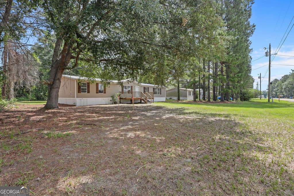 3 bedroom, 2 bathroom, 1,750 sq ft manufactured home,single family residence under contract at 176 Barn Road Circle, Jesup, GA 31545 — photo 7