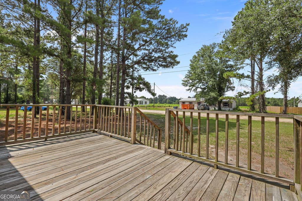 3 bedroom, 2 bathroom, 1,750 sq ft manufactured home,single family residence under contract at 176 Barn Road Circle, Jesup, GA 31545 — photo 9