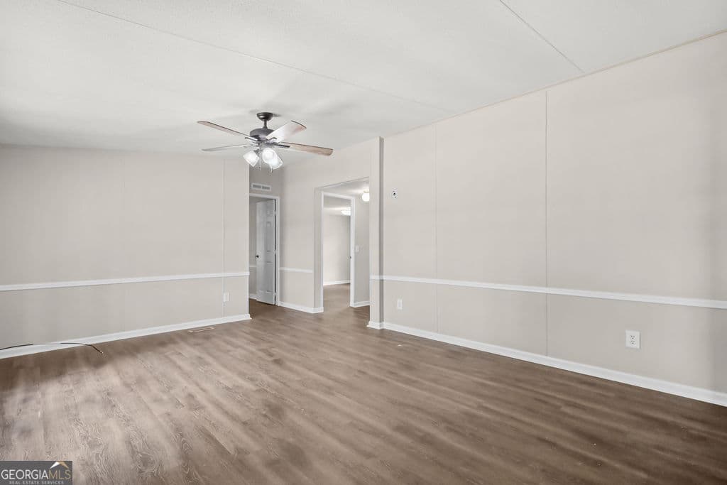 3 bedroom, 2 bathroom, 1,750 sq ft manufactured home,single family residence under contract at 176 Barn Road Circle, Jesup, GA 31545 — photo 10
